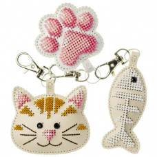 Набір для вишивки бісером на штучній шкірі «Шарм для сумки – Котячі радощі» FLBB-179 Набір для вишивки бісером на штучній шкірі «Шарм для сумки – Котячі радощі» FLBB-179
