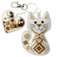 Набір для вишивки бісером на штучній шкірі «Шарм для сумки – Кошеня з серцем» FLBB-180