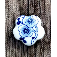 Намистина Біла порцелянова квіточка з синім орнаментом Only, 1,5х1,5 см (633156)