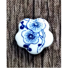 Намистина Біла порцелянова квіточка з синім орнаментом Only, 1,5х1,5 см (633156) Намистина Біла порцелянова квіточка з синім орнаментом Only, 1,5х1,5 см (633156)
